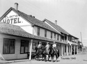 Hotel w Tourists 1940's C-05397.jpg